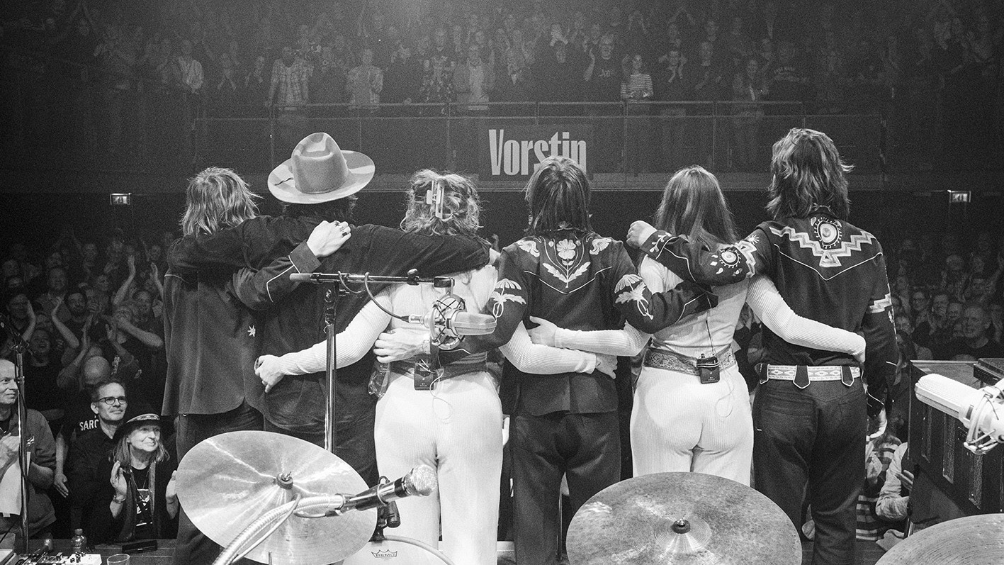 De Nederlandse band DeWolff bedanken hun publiek in de uitverkochte grote zaal van De Vorstin